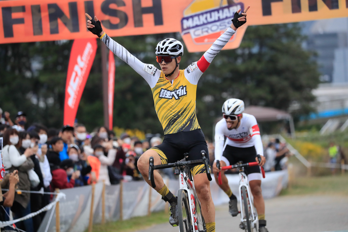 前田公平をリードしてフィニッシュした織田聖(弱虫ペダルサイクリングチーム)