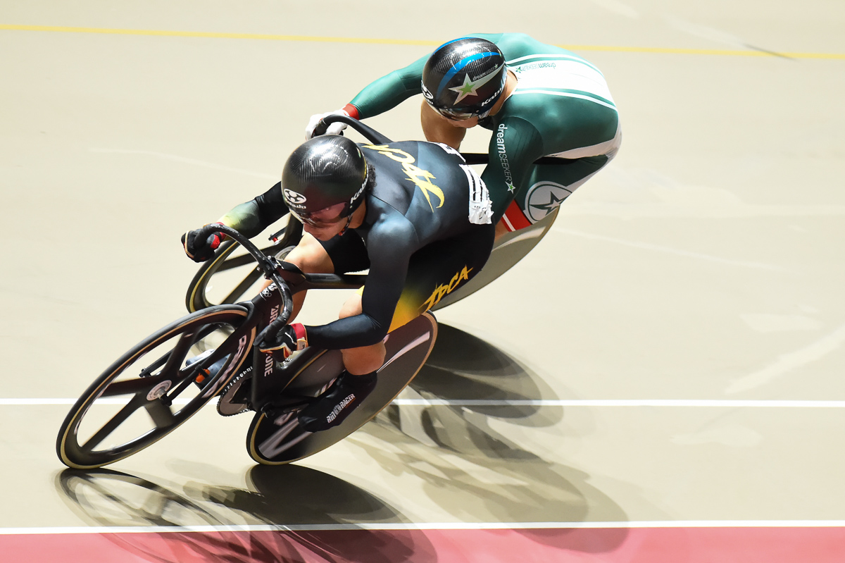 男子スプリント決勝 深谷知広(ドリームシーカー・レーシングチーム・写真後方)がまくりに行く
