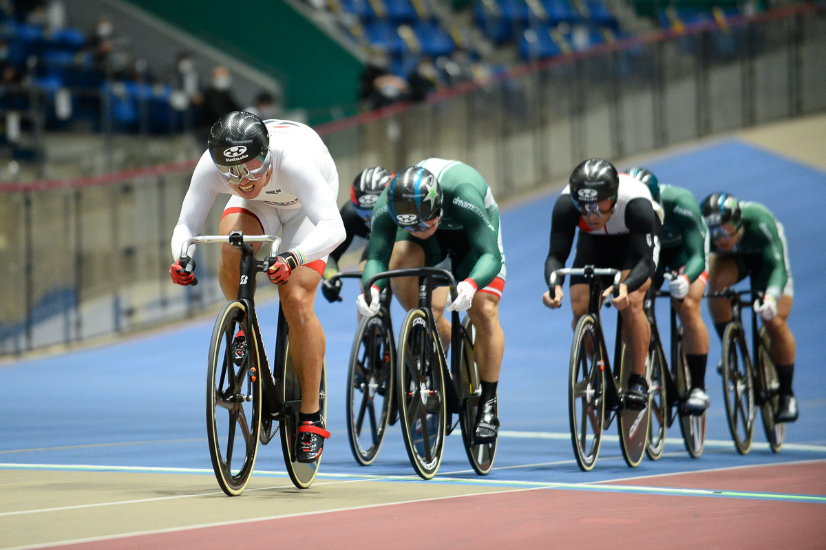 男子ケイリン決勝 先行して最終周回に入る脇本雄太(チームブリヂストンサイクリング)