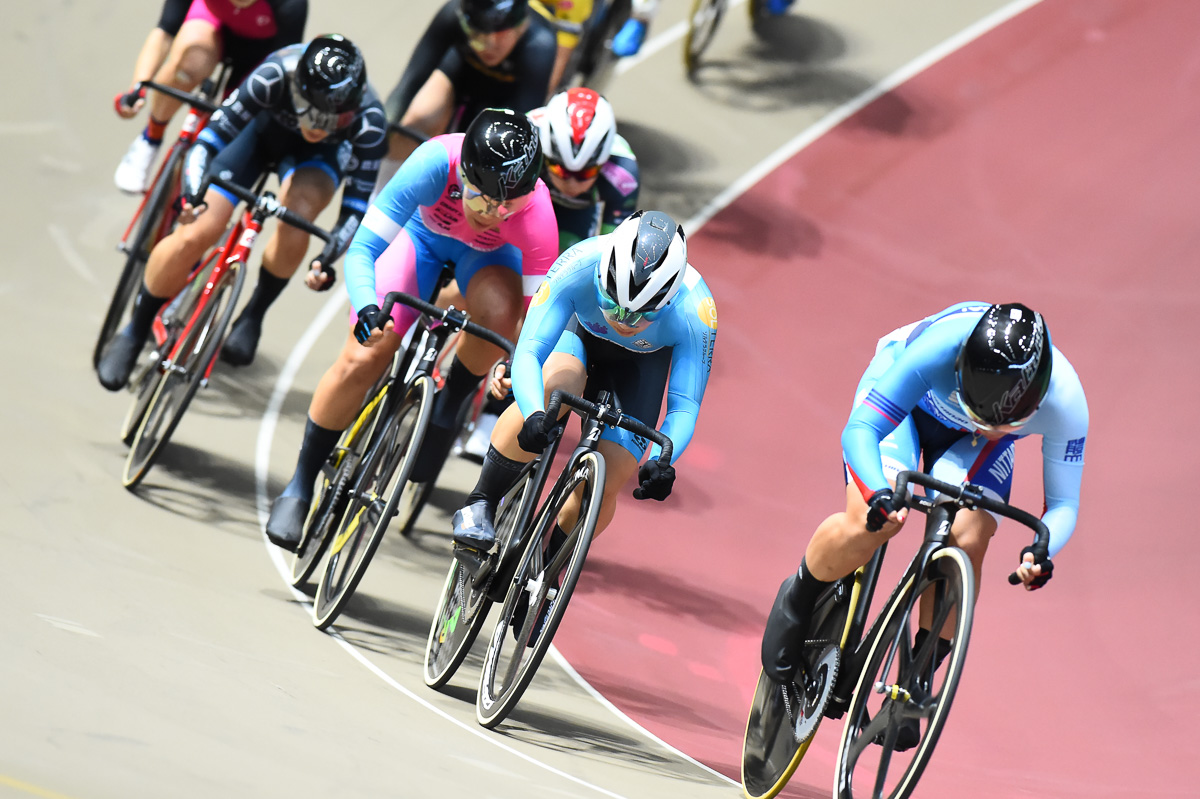 女子ポイントレース 古山稀絵(日本体育大学)に続いてポイントを取りに行く梶原悠未(筑波大学大学院)