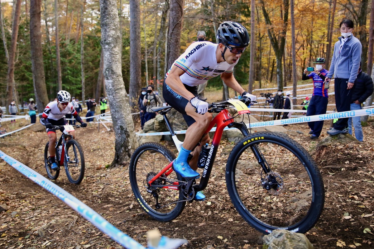 沢田時(TEAM BRIDGESTONE Cycling)を引き連れて走る山本幸平(DREAM SEEKER MTB RACING TEAM)