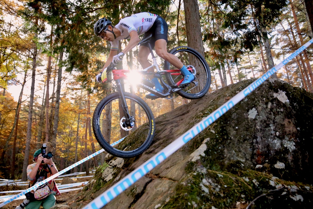 大岩のドロップオフを降る山本幸平(DREAM SEEKER MTB RACING TEAM)