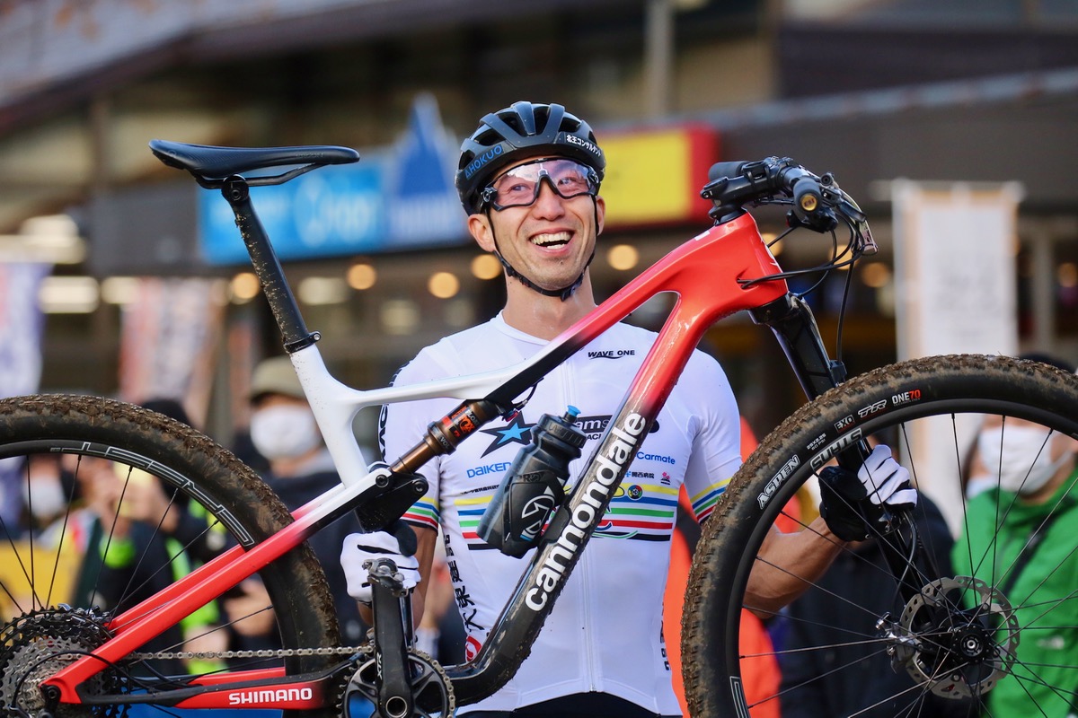MTB XCO全日本選手権 バイクを掲げ、笑顔を見せる山本幸平(DREAM SEEKER MTB RACING TEAM)