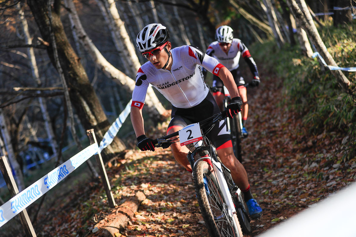 山本幸平を追走する平野星矢と沢田時(TEAM BRIDGESTONE Cycling)