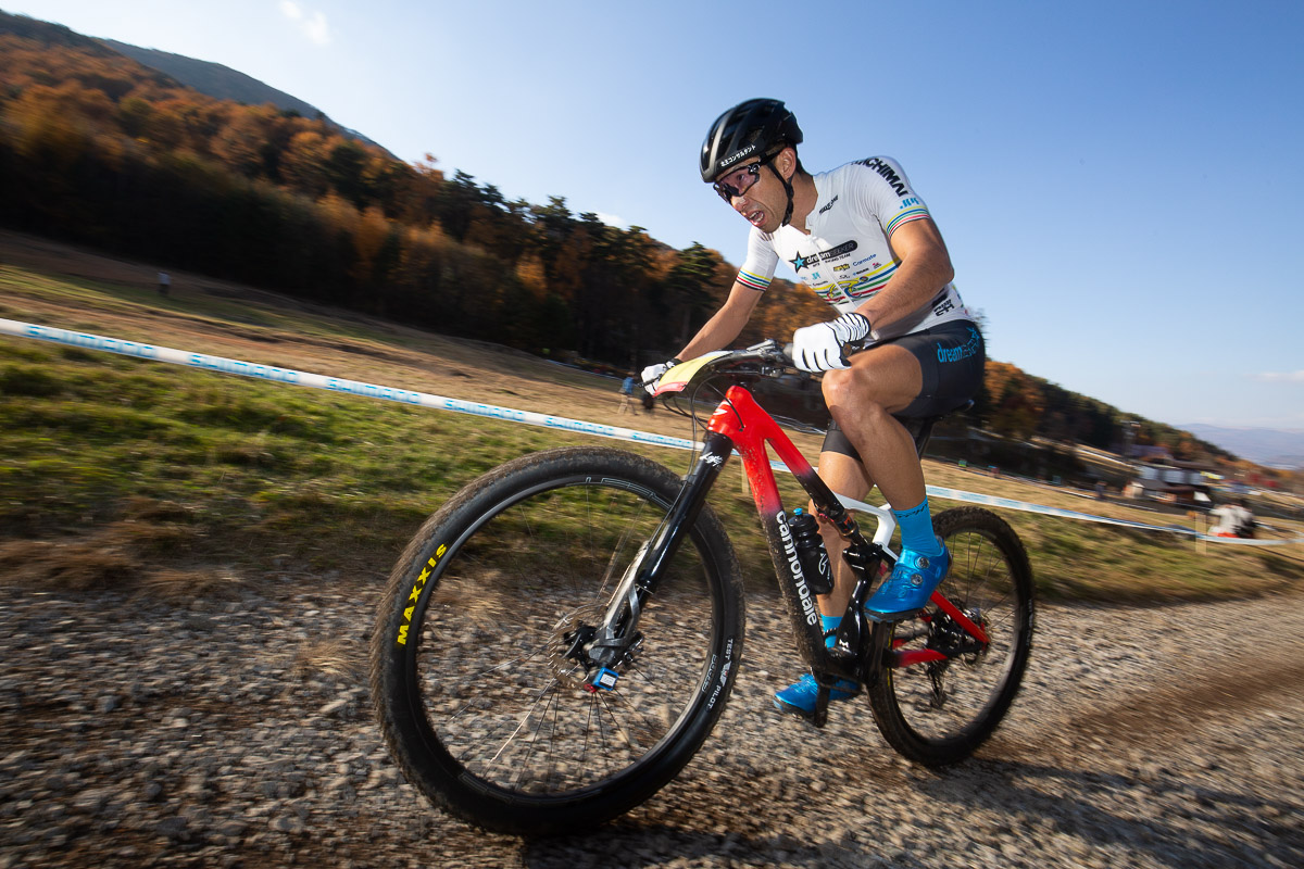 後続を引き離して独走する山本幸平(DREAM SEEKER MTB RACING TEAM)