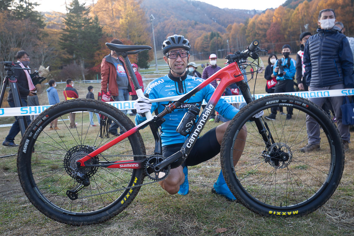 優勝した山本幸平(DREAM SEEKER MTB RACING TEAM)と愛車のキャノンデールSCALPEL