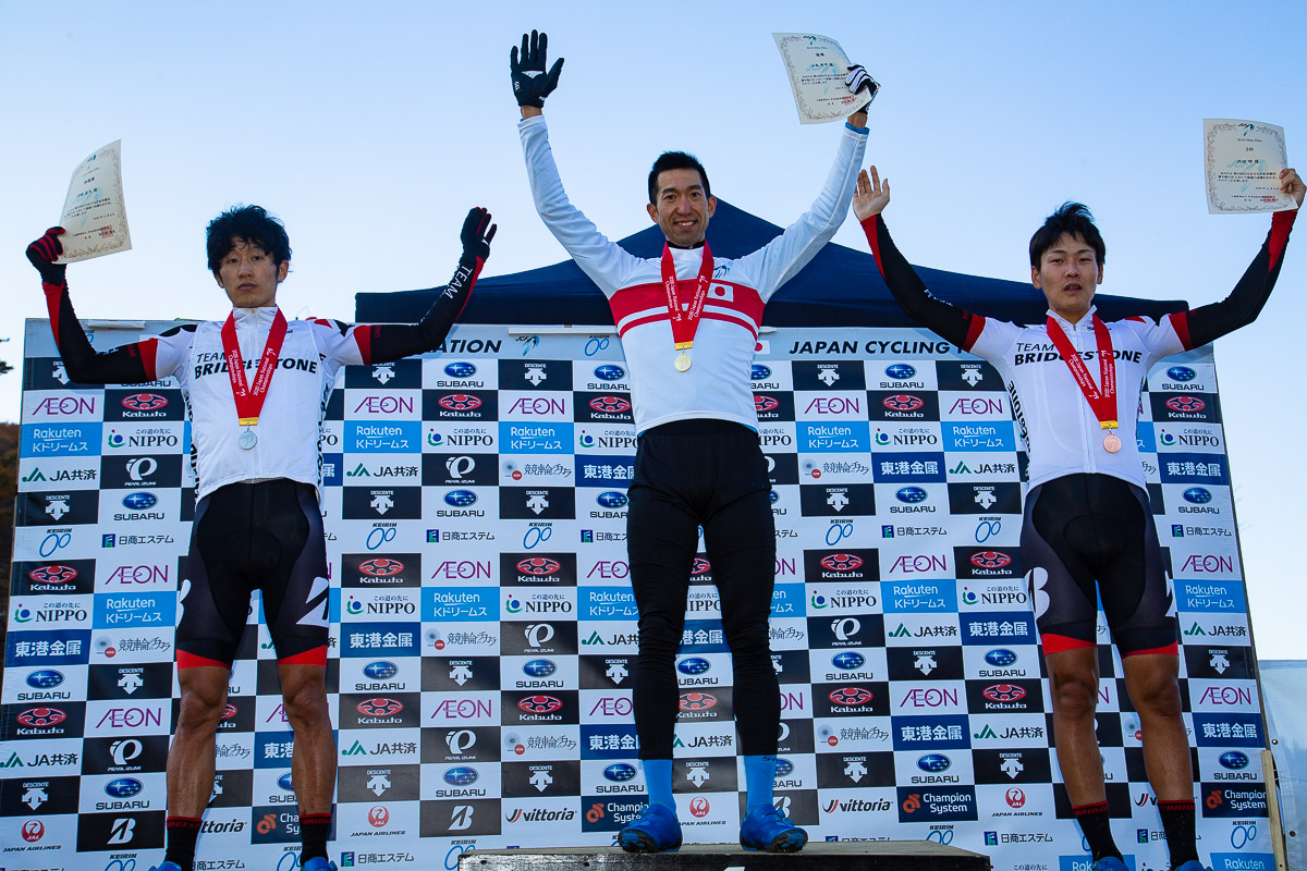 Men Elite 表彰 優勝 山本幸平(DREAM SEEKER MTB RACING TEAM)、2位沢田時、3位平野星矢(TEAM BRIDGESTONE Cycling)