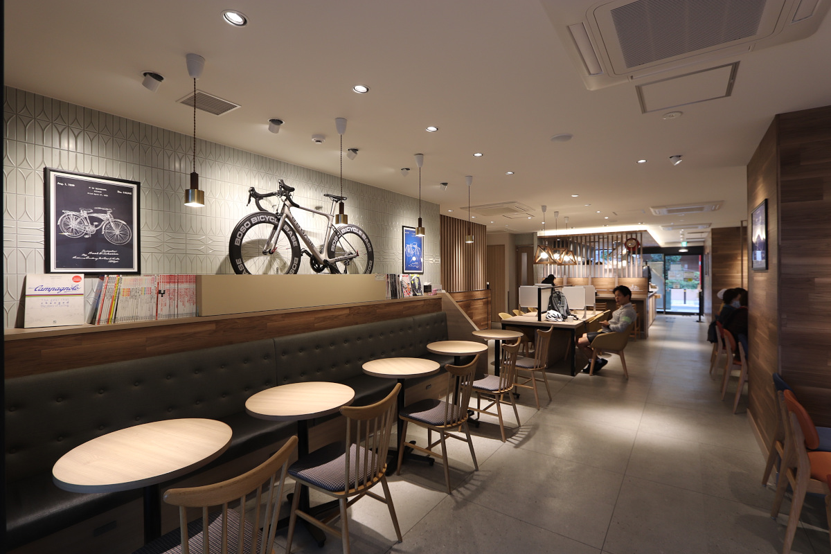店内はサイクリストが楽しめる空間に