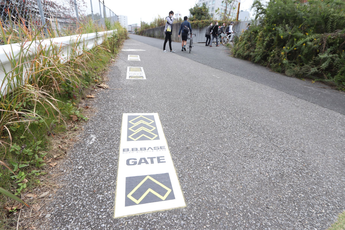 B.B.BASEの専用ホームまで進行方向を示すマーク
