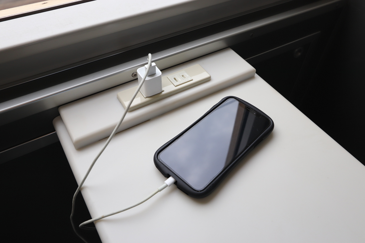 AC電源コンセントがあり、スマホやライトの充電できる