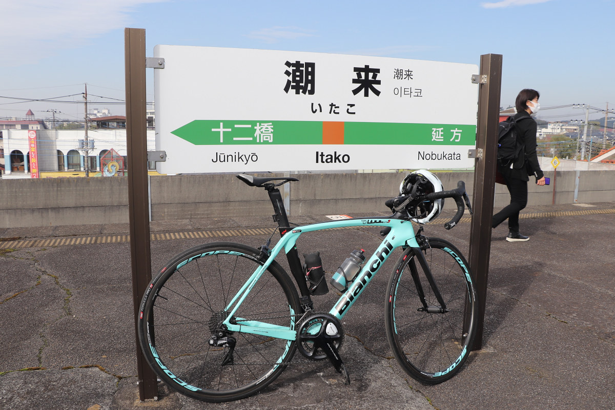 駅のホームにある駅名の看板と愛車を一緒に写真が撮れる