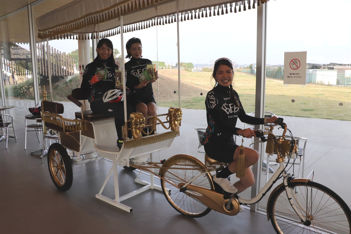 デヴィ夫人から贈呈された自転車に特別に乗ることができた
