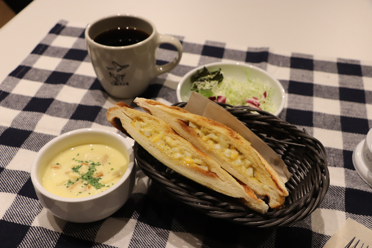朝食にいただいたのはスロージェットコーヒーのホットサンドセット