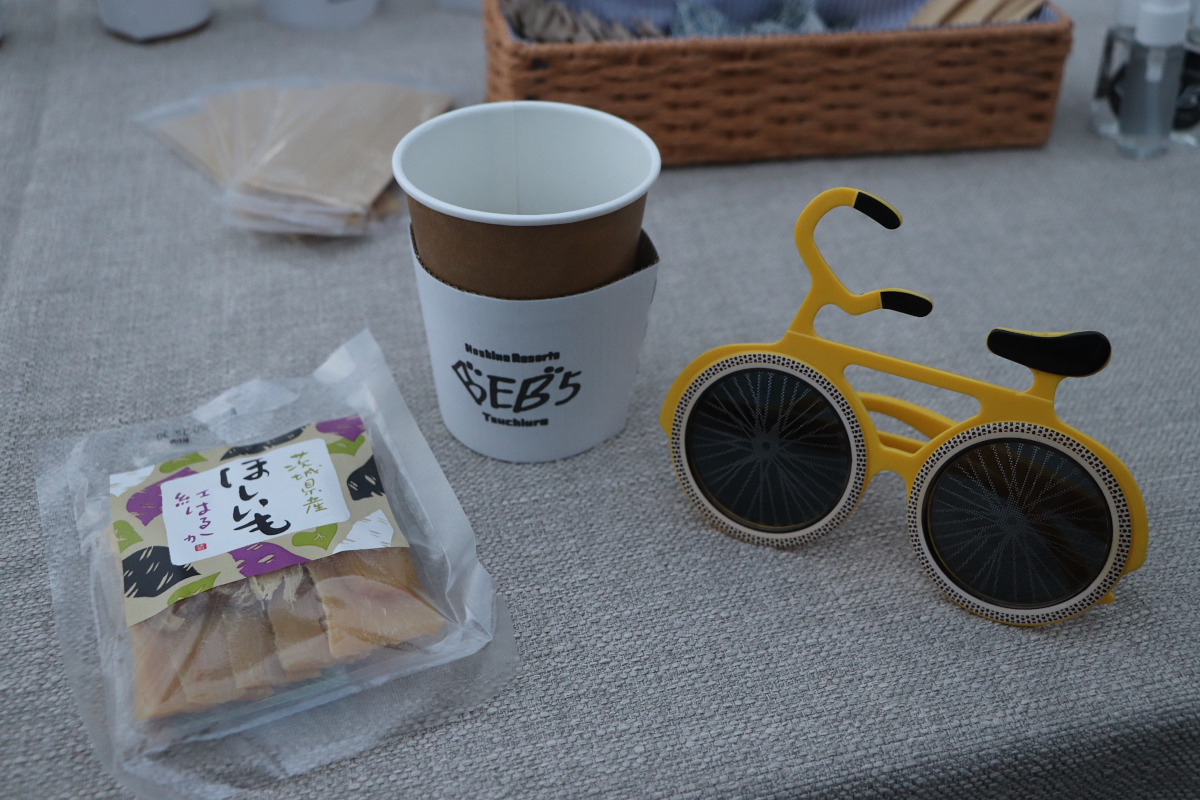 干し芋とほろ苦いコーヒー、そしてすっぴん隠しのサングラス