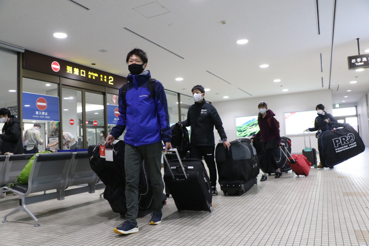 女満別空港に到着した一行 実証実験のために今回は大きな輪行バッグと共にやってきました