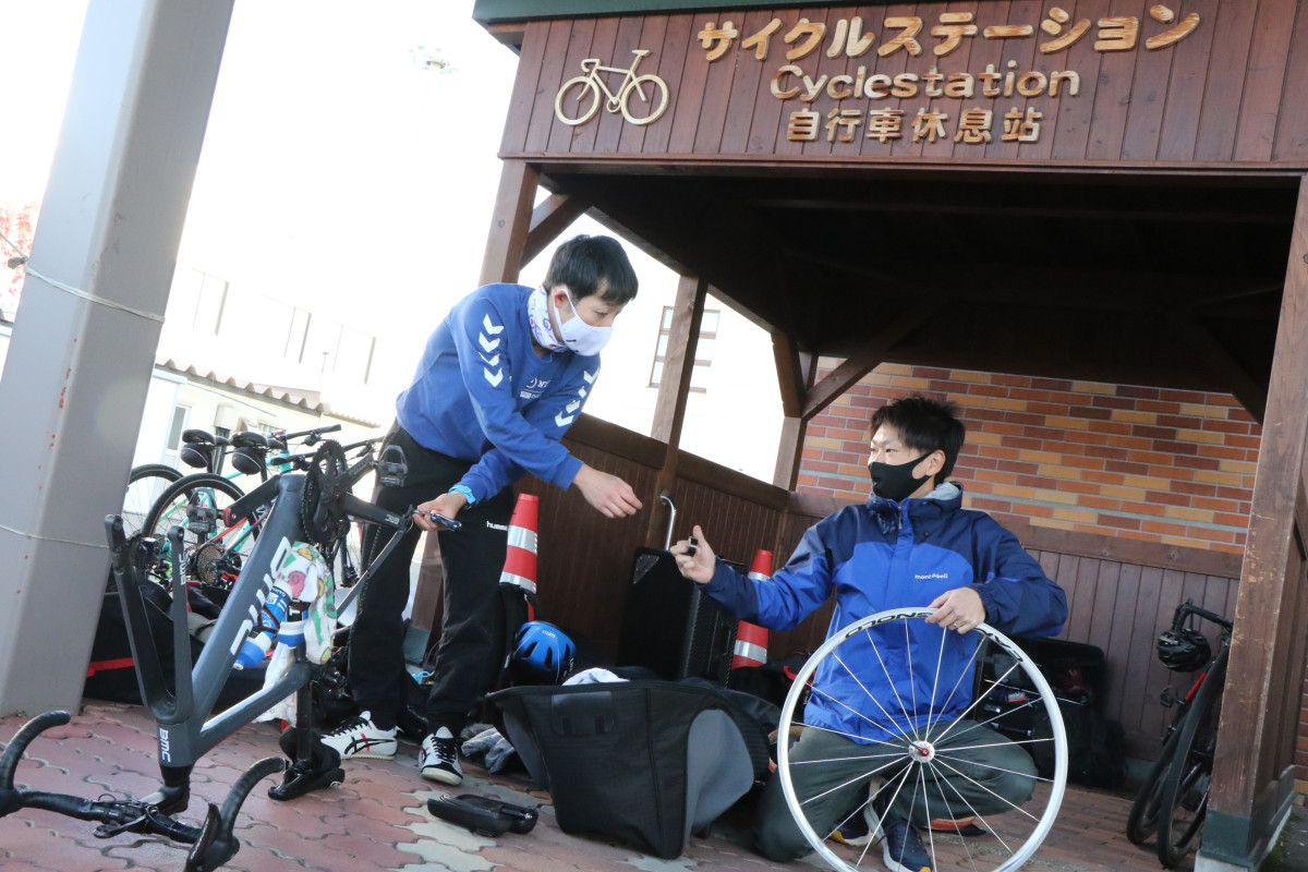 シマノレーシング時代のチームメイトだった2人 抜群のチームプレイで自転車を組み上げていきます