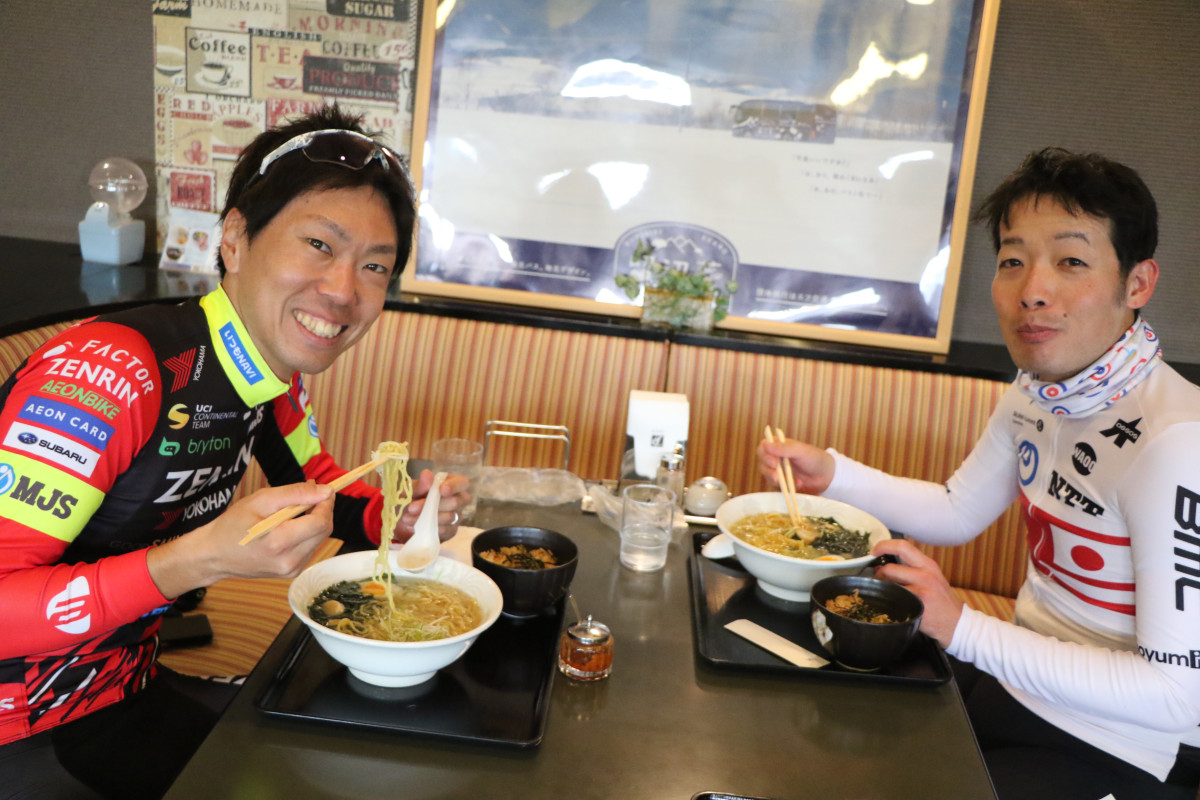 「オフだったから結構ハードだったよね!」と話しながらラーメンをいただきます!