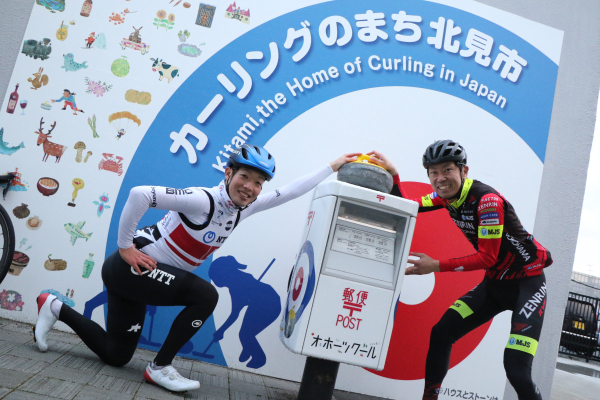 カーリングストーンが上に乗った郵便ポストなんてものも またしてもカーリングの型に挑戦する二人