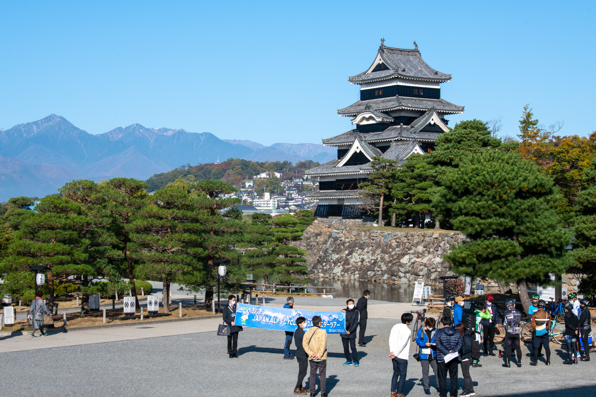 モニターツアーの出発式が行われた松本城 地元マスコミも集まった