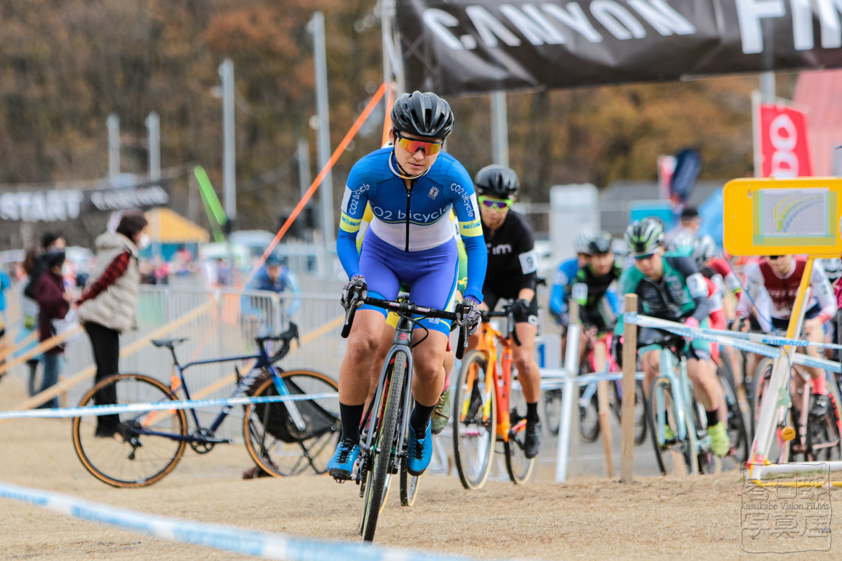 女子エリートのホールショットを取った今井美穂(CO2bicycle)