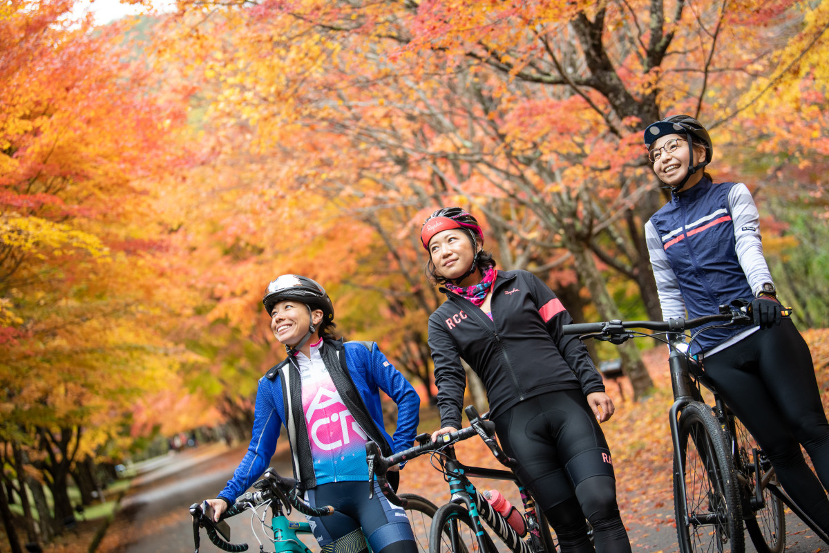 もみじ湖の奥側にはもっとたくさんの紅葉が!そこまで激しい登りではないので、紅葉シーズンにはオススメです