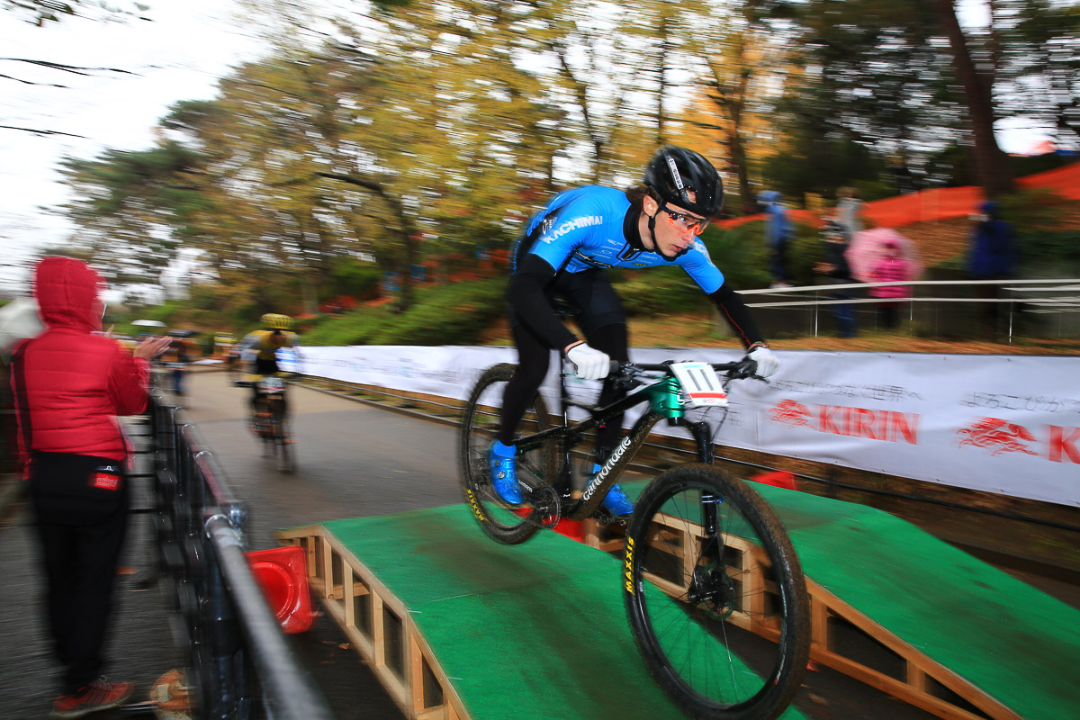 ハイスピードでクリアするジャンプセクションを越える北林力(DREAM SEEKER MTB RACING TEAM )