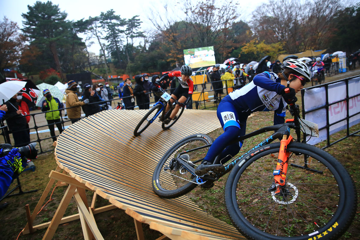 小林あか里(CMC/Aigle)が川口うらら(FUKAYA RACING)を従えてラダーを行く