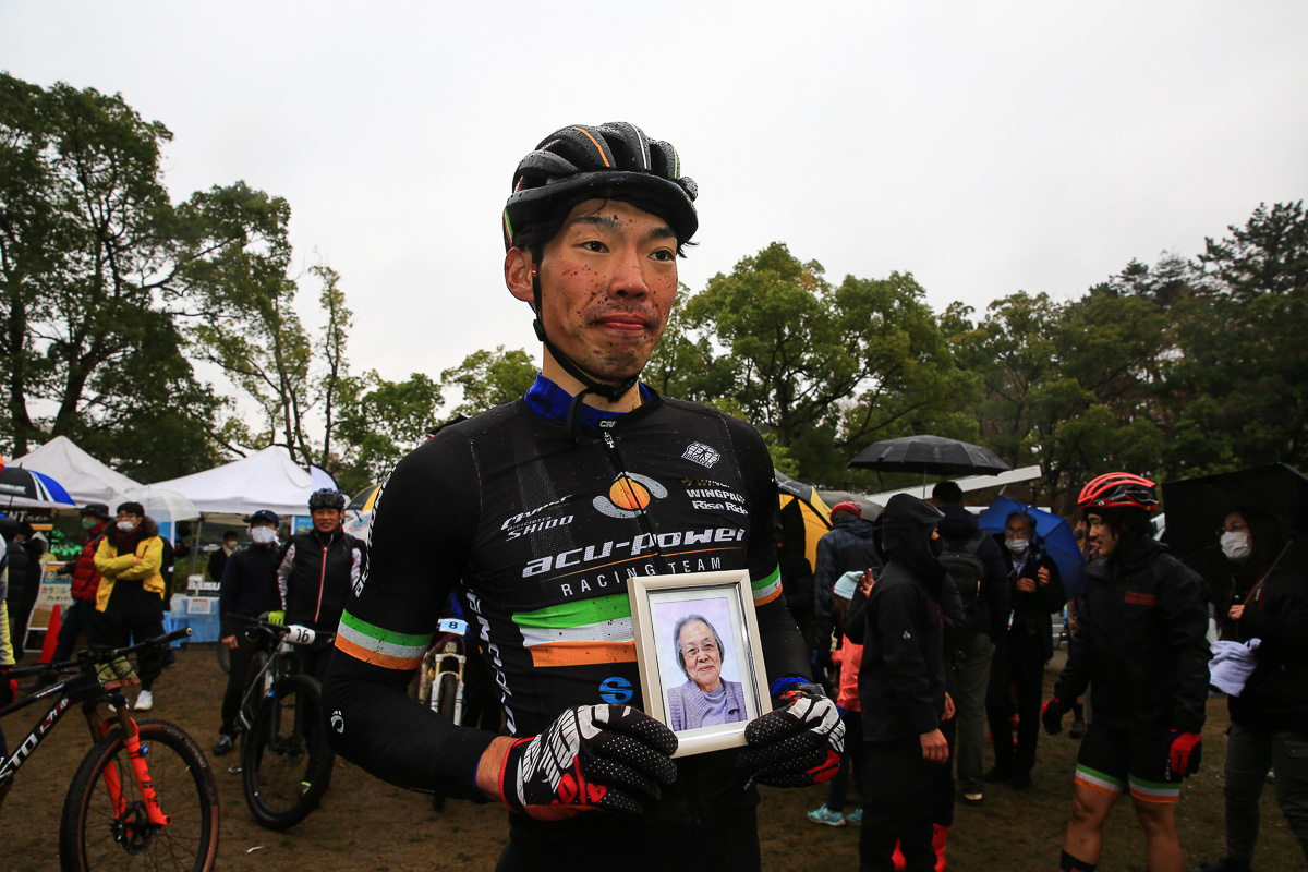 祖母の遺影を掲げる澤木紀雄(acu-power racing team)