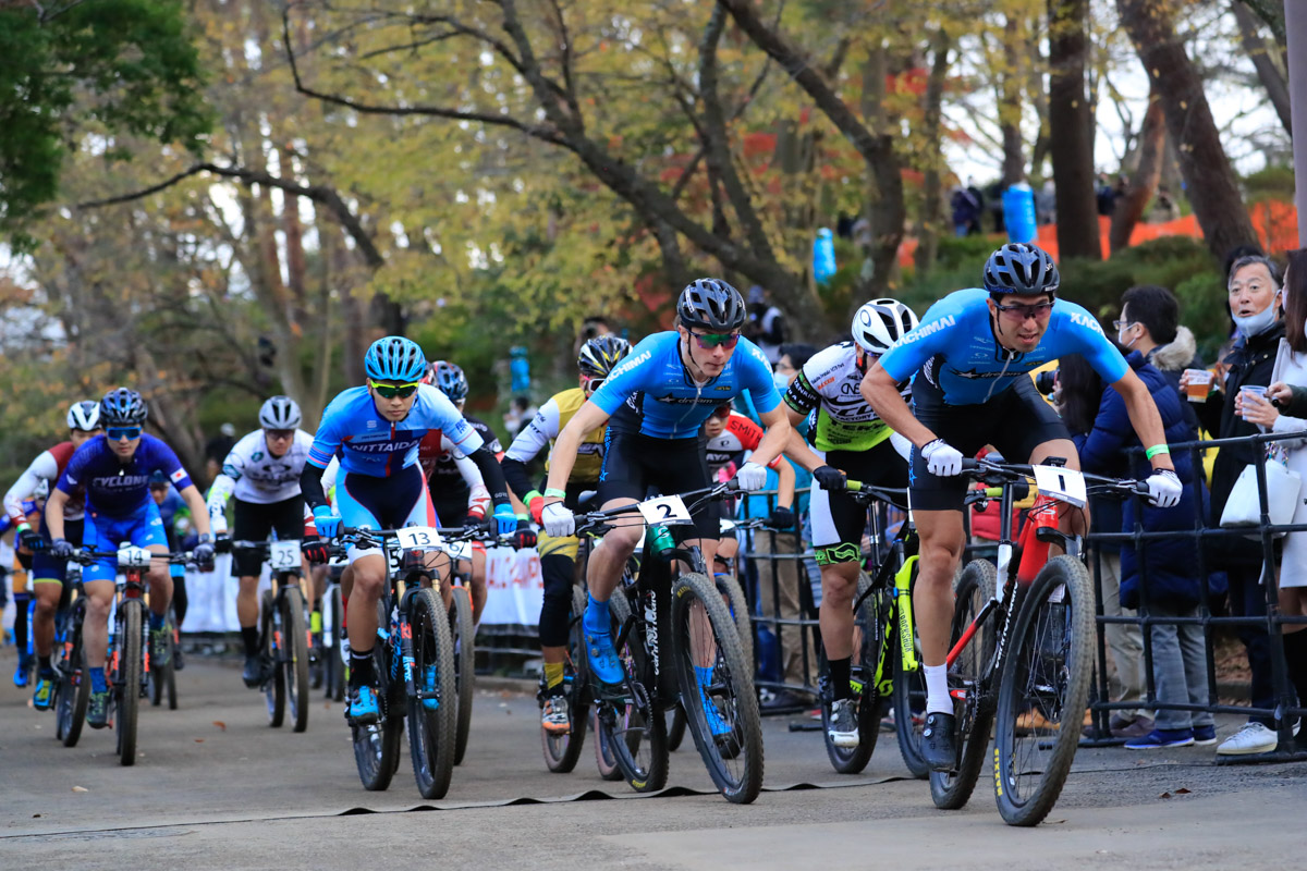 Men Eliteスタート 山本幸平(DREAM SEEKER MTB RACING TEAM)がホールショットを決める