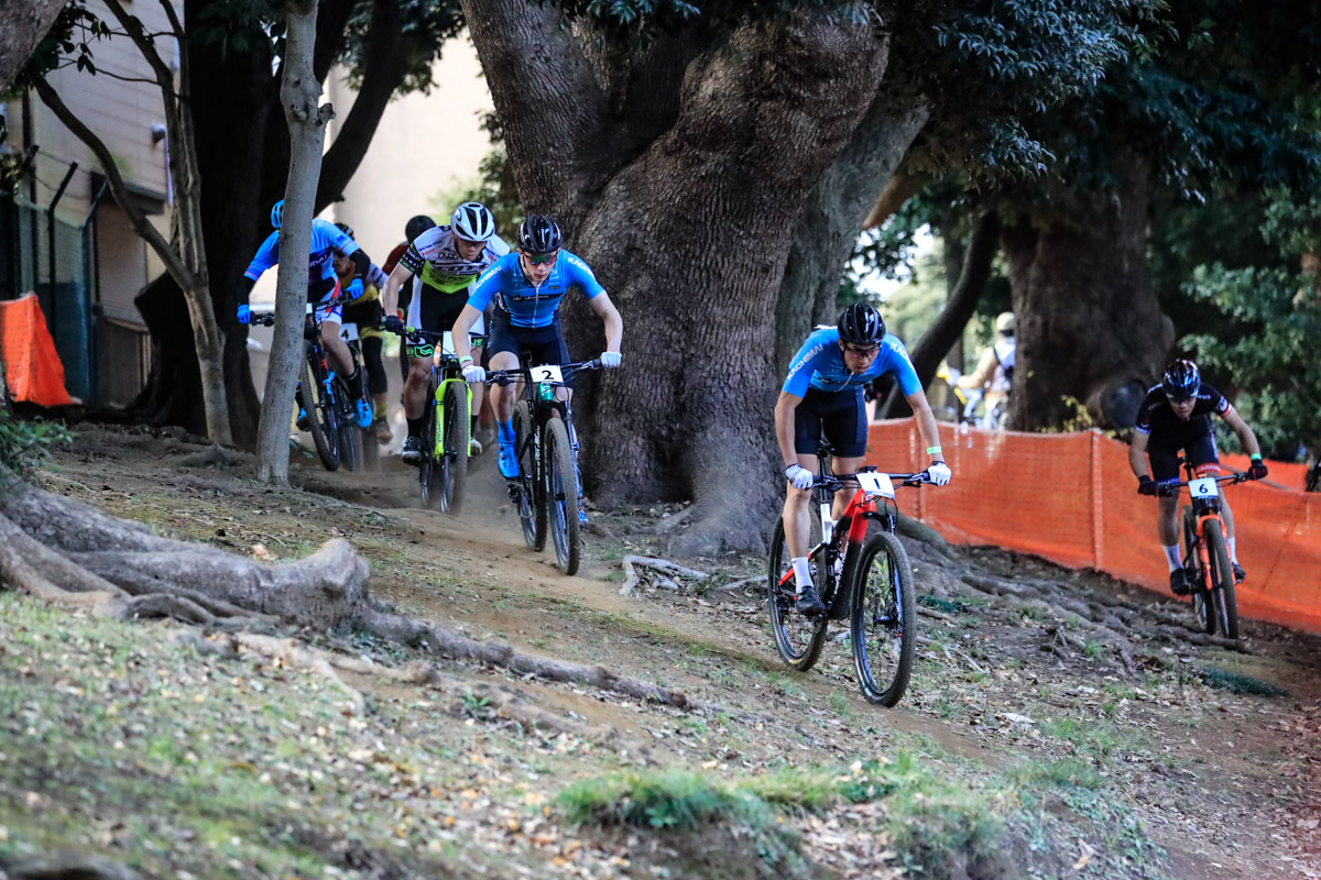 山本幸平(DREAM SEEKER MTB RACING TEAM)がリードして林間を抜ける