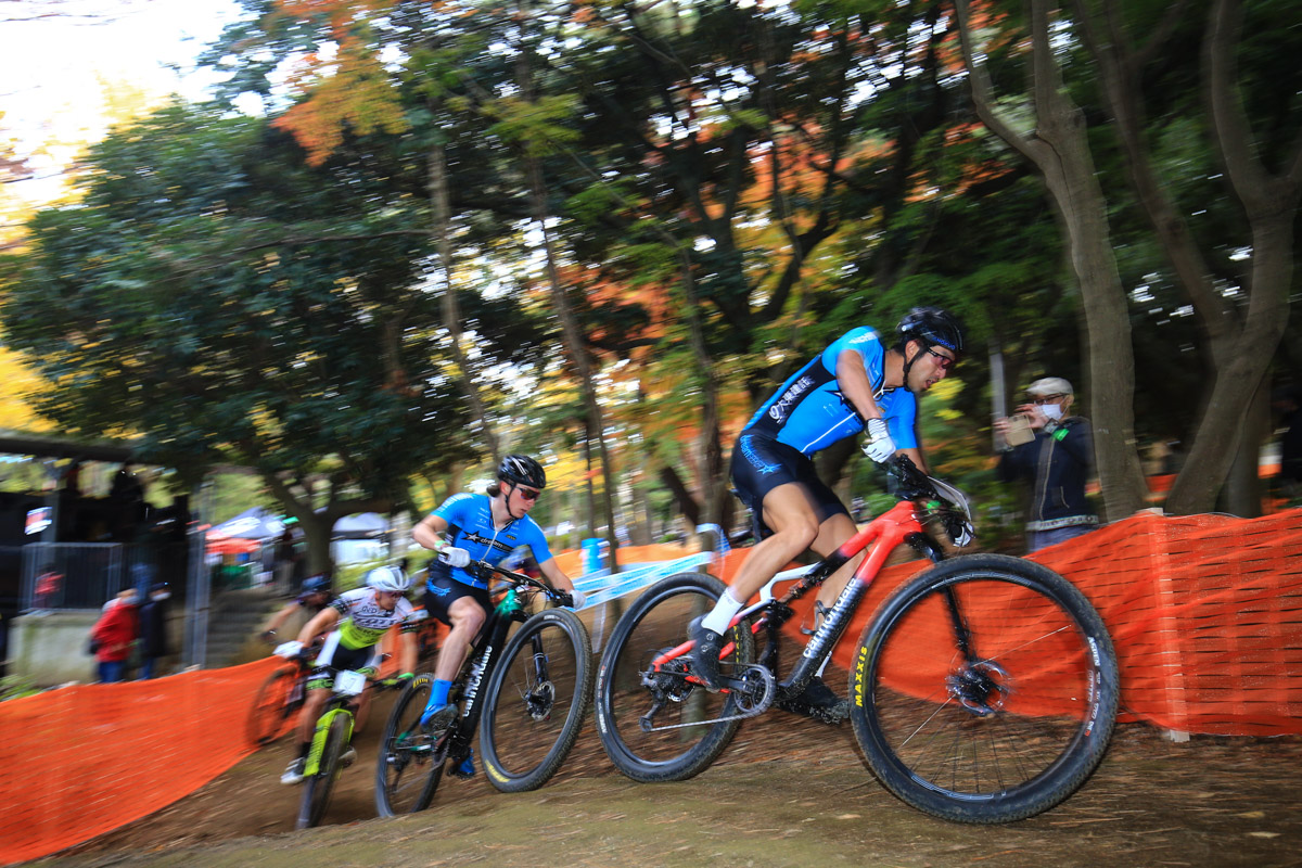 山本幸平(DREAM SEEKER MTB RACING TEAM)がリードして林間を行く