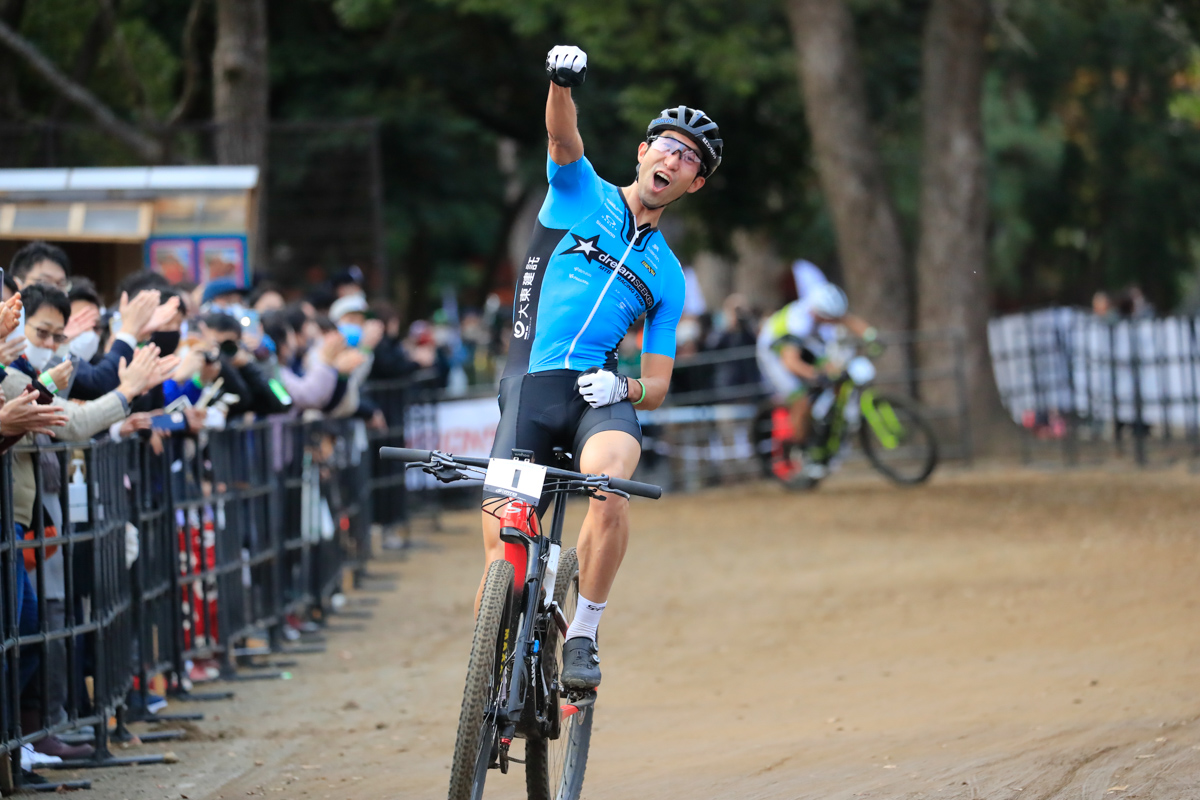 何度もガッツポーズを繰り出して勝利をアピールする山本幸平(DREAM SEEKER MTB RACING TEAM)