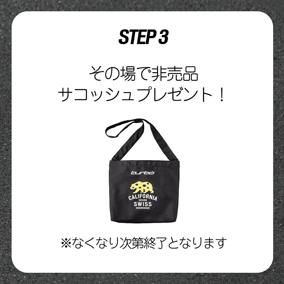 店舗スタッフが投稿画面を確認し、非売品サコッシュをその場でプレゼント