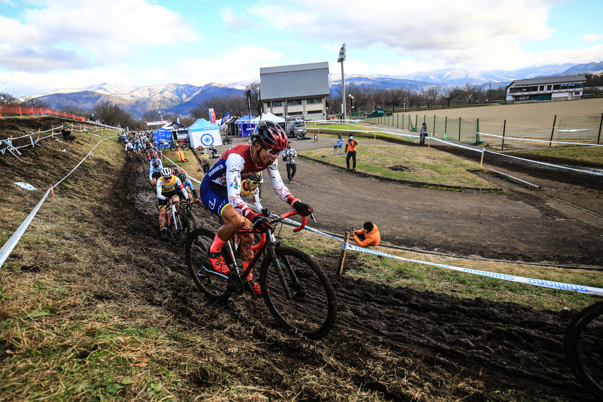 飯山での全日本CX選手権のスタート直後、キャンバー走行で一段上のラインを行った竹之内悠(Toyo Frame)
