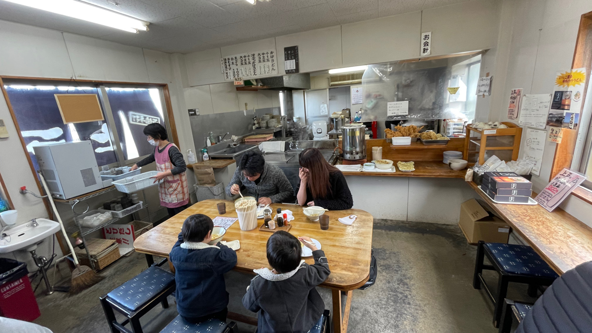 西端手打 上戸うどん店の店内。地元の人がひっきりなしに食べに来ていた