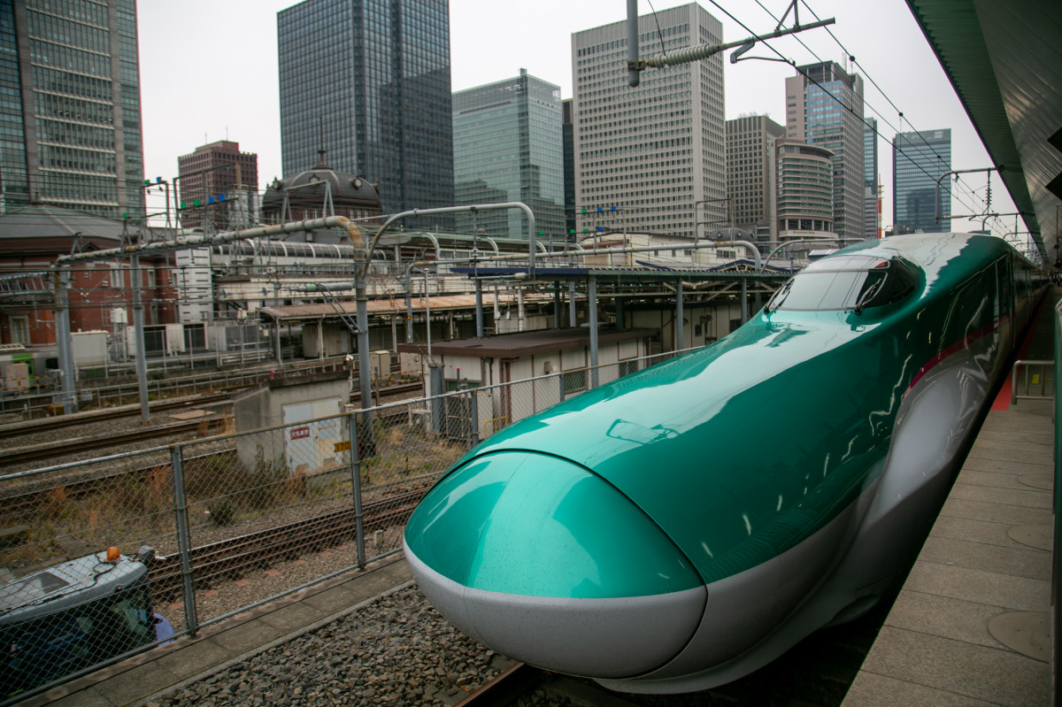 東北新幹線で新青森へ。普段であれば3時間台で東京と新青森を結ぶ