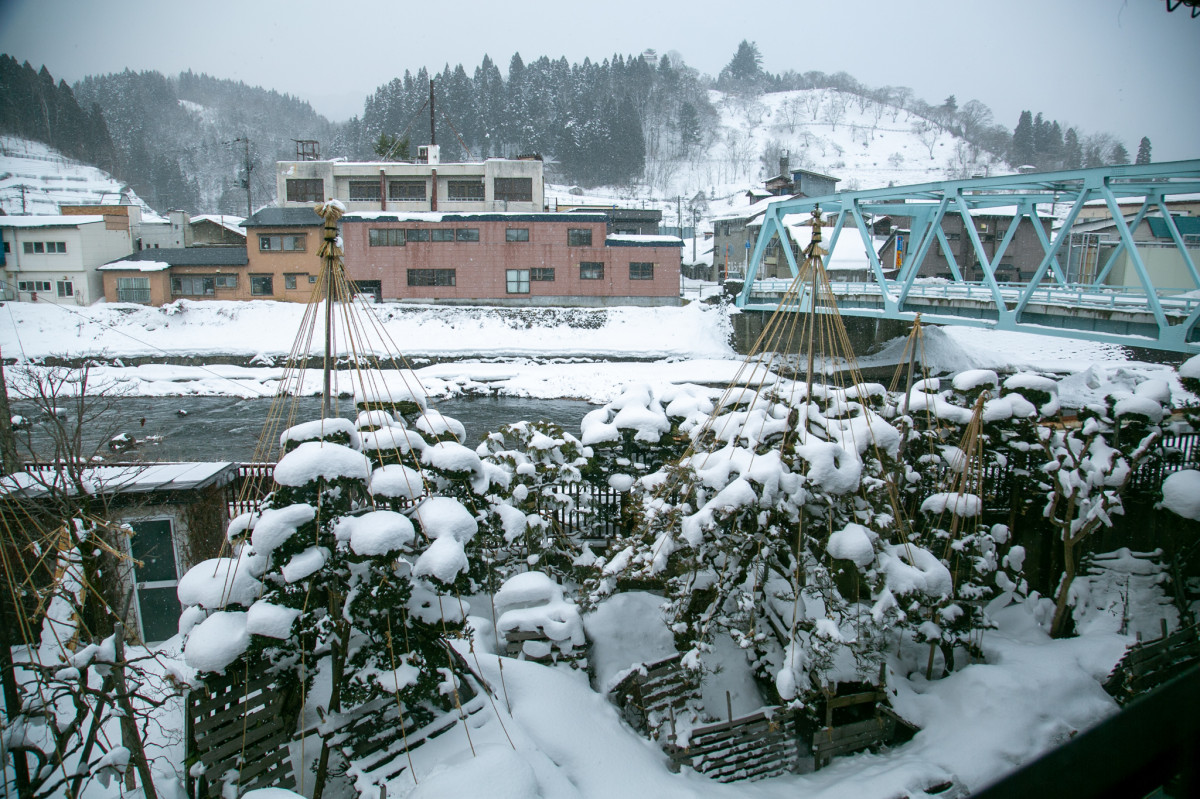 客室からは町を流れる川を望むことができる