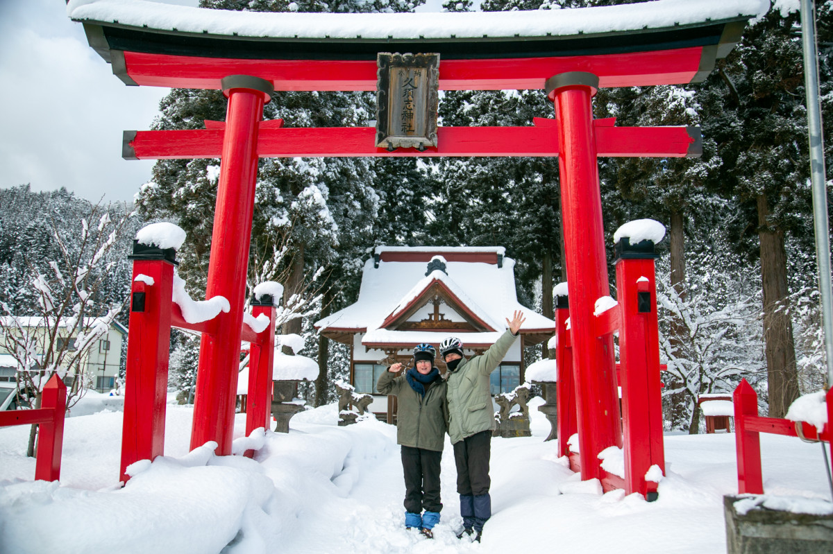 鮮やかな朱色の鳥居が雪景色に映えます