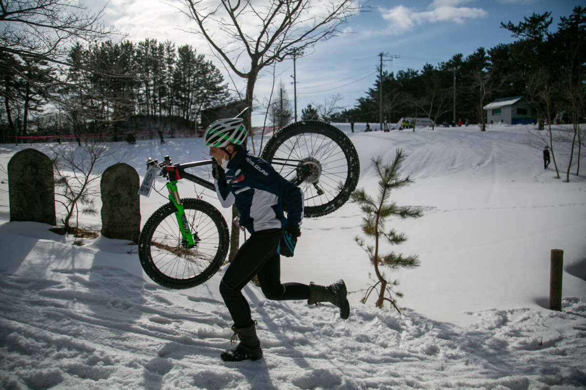 2番手はノーマルなMTB、担ぎやすさ重視のチョイスか