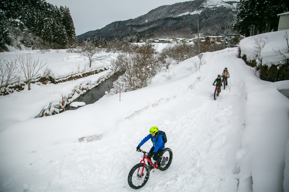 除雪されていない道はもはや舗装路ではない、下がアスファルトでももはやトレイルのようなものだ