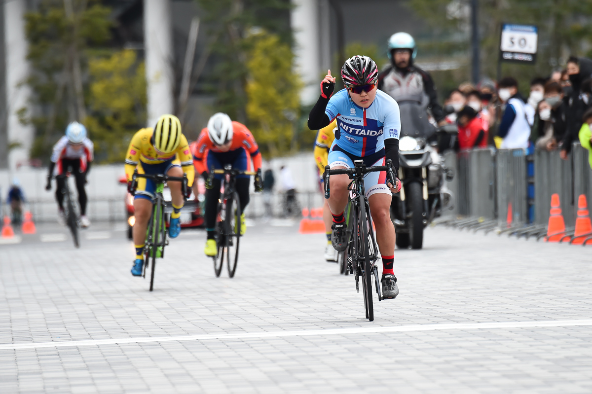 女子 2位以下を大きく引き離してフィニッシュする岩元杏奈(日本体育大学)