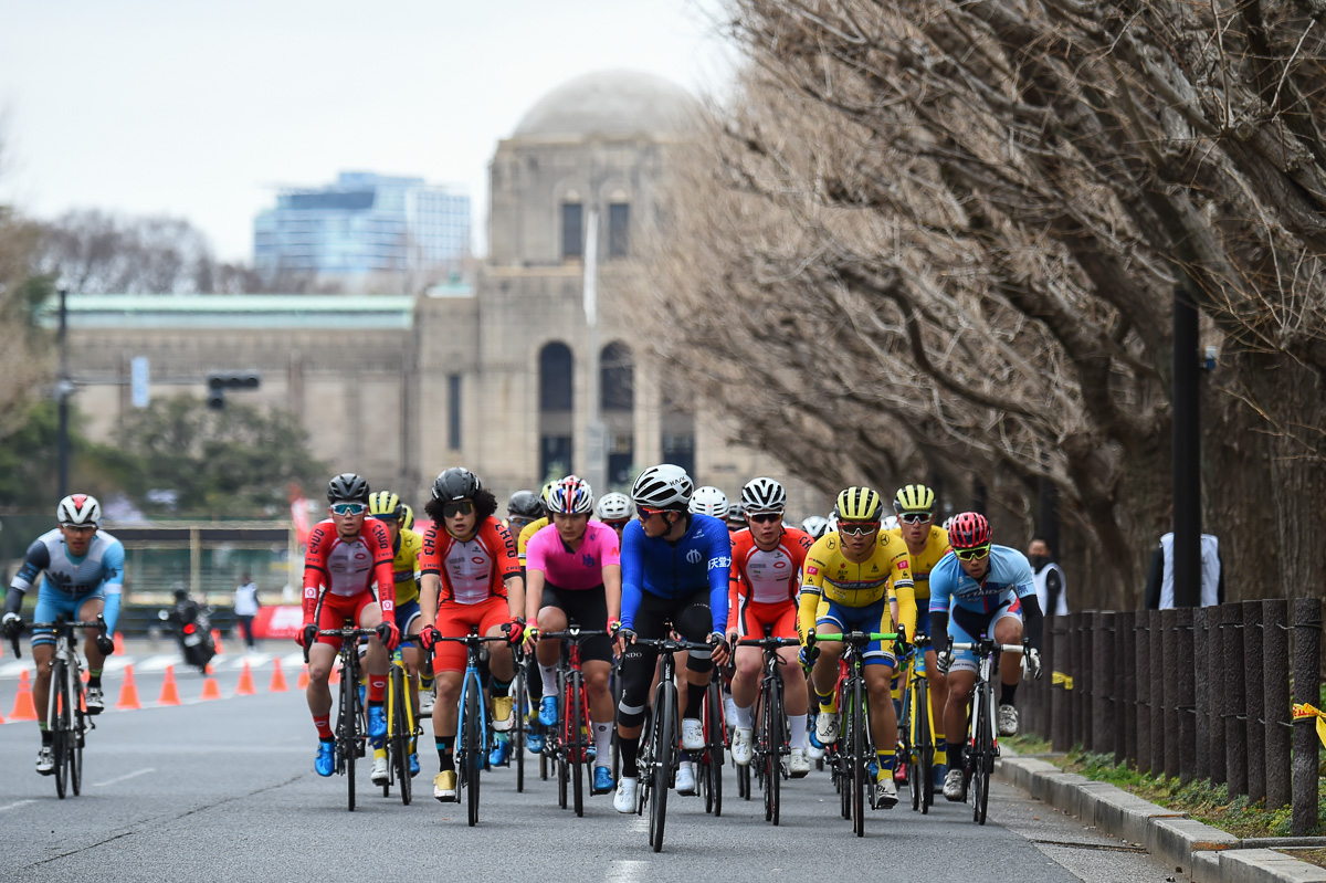 レース序盤 逃げと追走集団を見送ったメイン集団は様子見の雰囲気