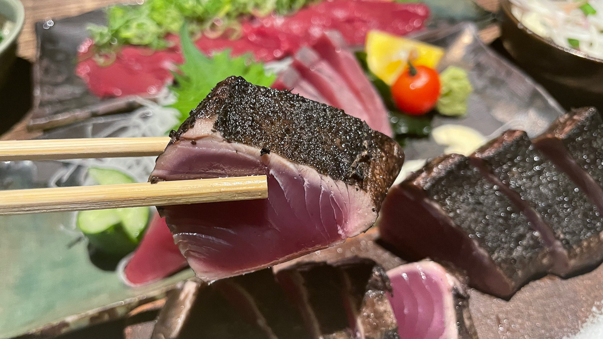 カツオの塩タタキはこのぶ厚さ!
