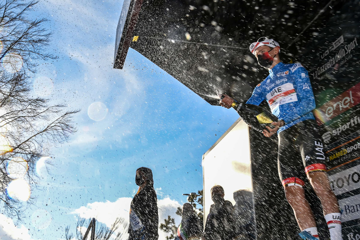 リーダージャージを手にしたタデイ・ポガチャル(スロベニア、UAEチームエミレーツ)