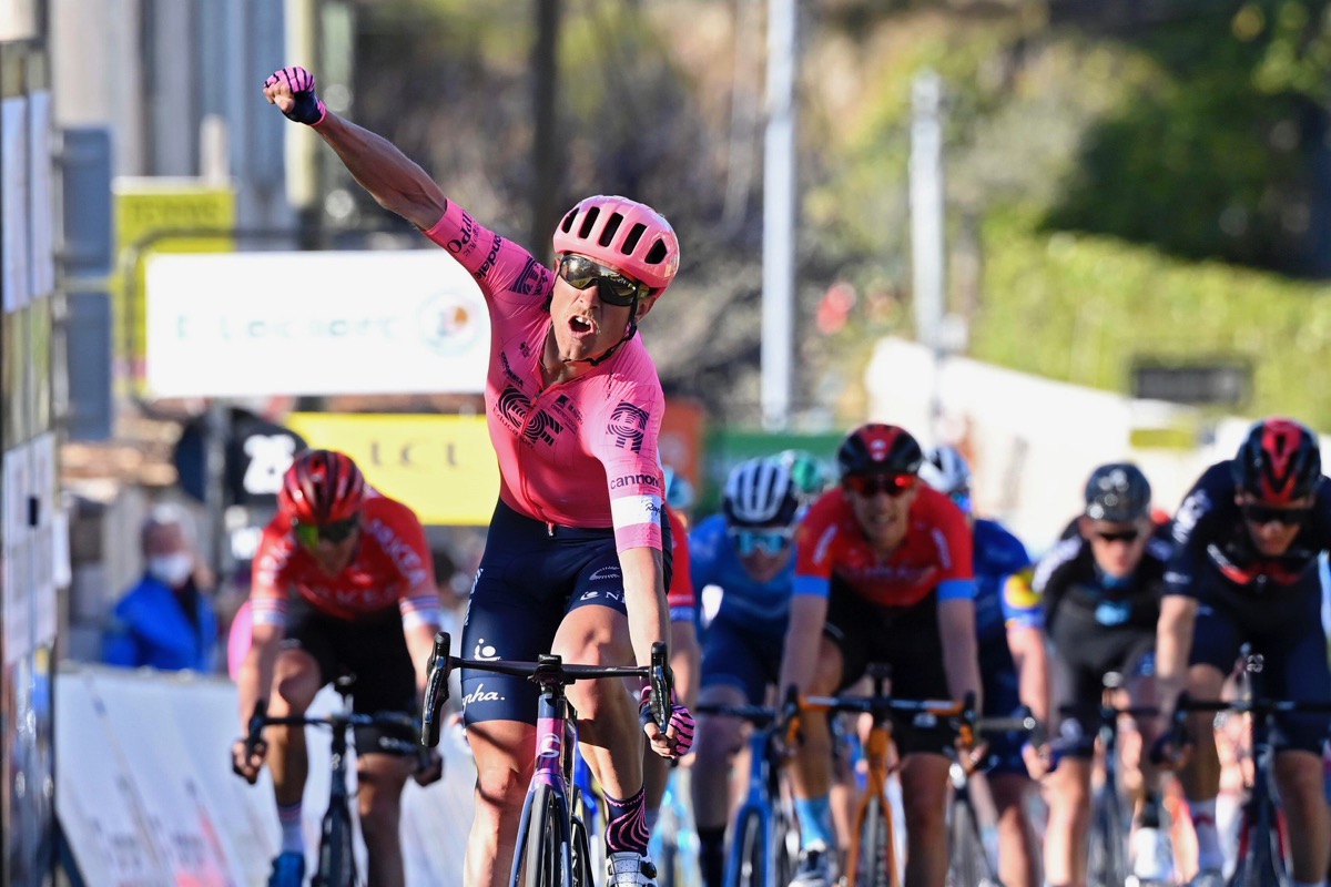 精鋭グループのスプリントを制したマグナス・コルト(デンマーク、EFエデュケーションNIPPO)