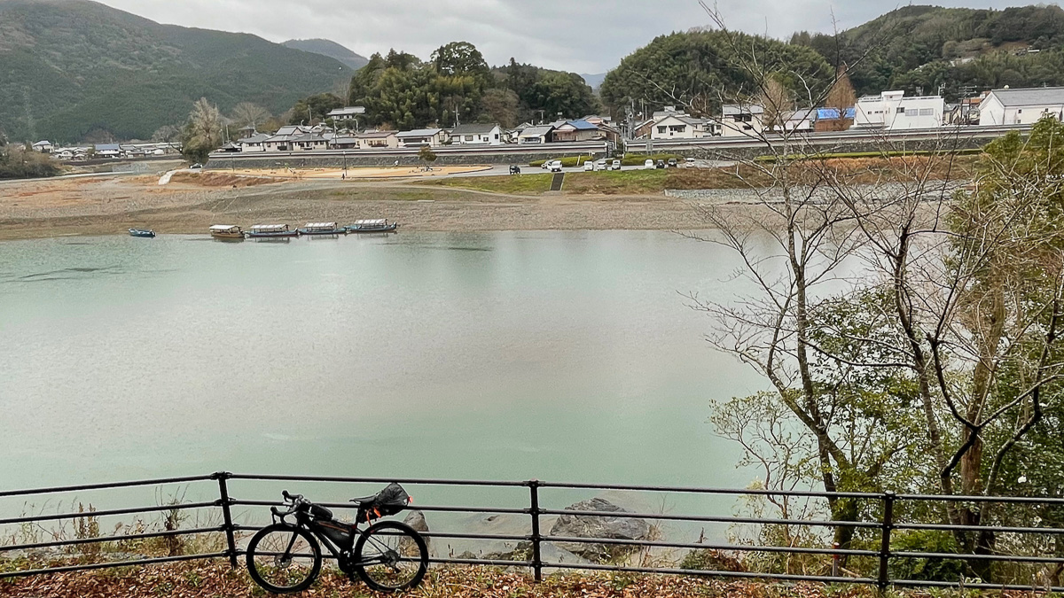大洲市内をとうとうと流れる肱川
