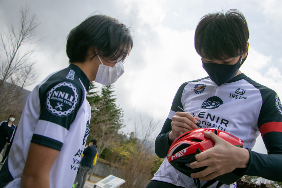 子供たちにサインする下島選手 フレンドリーなチームとしてスタートを切った