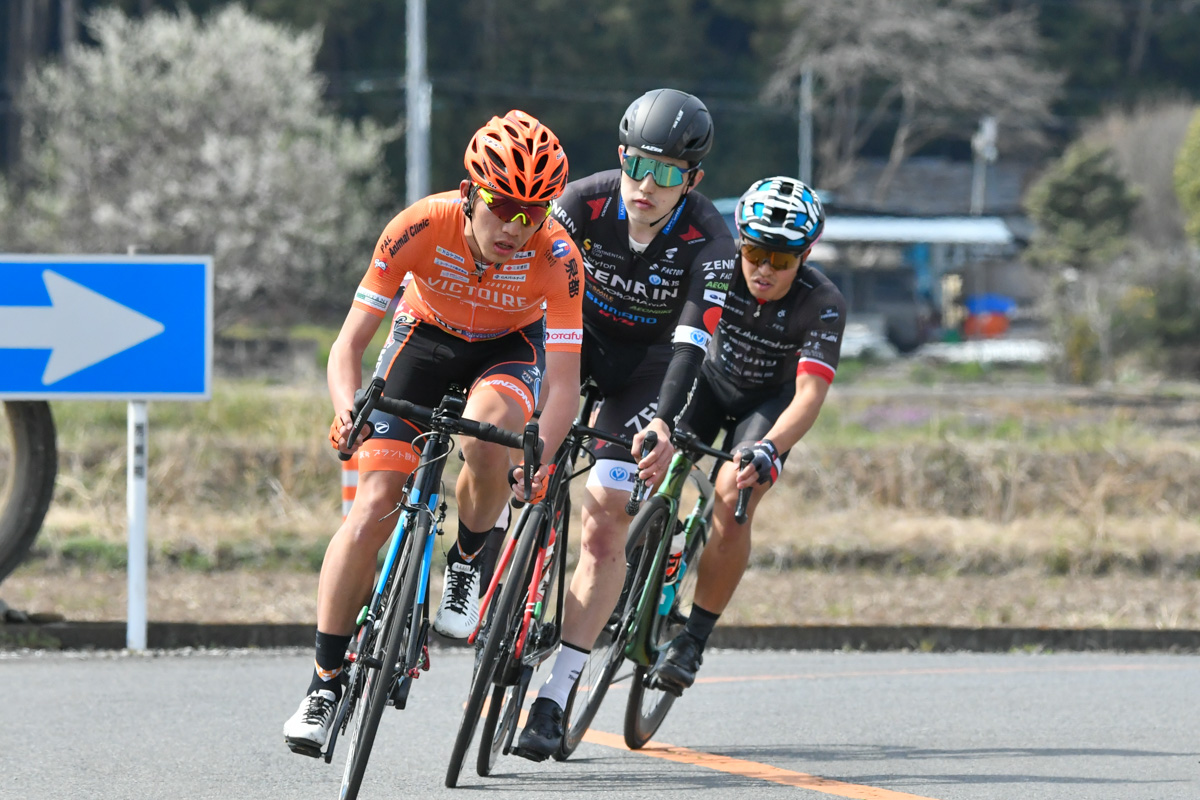 内田宇海(ヴィクトワール広島)、横塚浩平(チーム右京 相模原)、持留叶汰郎(VC福岡)の3人が逃げ集団を形成する
