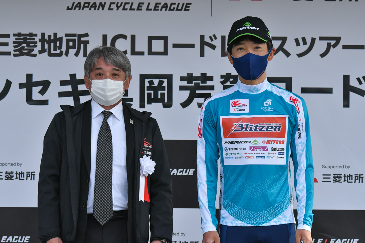 スプリント賞ジャージのマイヨラファールは優勝した増田成幸(宇都宮ブリッツェン)の手に