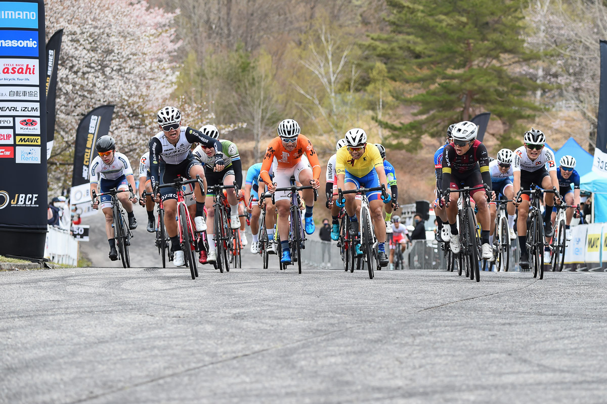 E1 スプリントを制したのは塩澤魁(ORCA CYCLING TEAM)